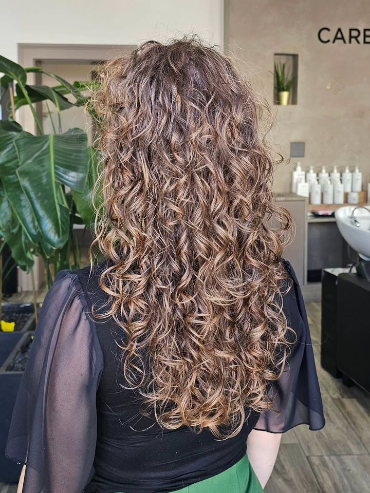 Longs cheveux bouclés naturels, vus de dos