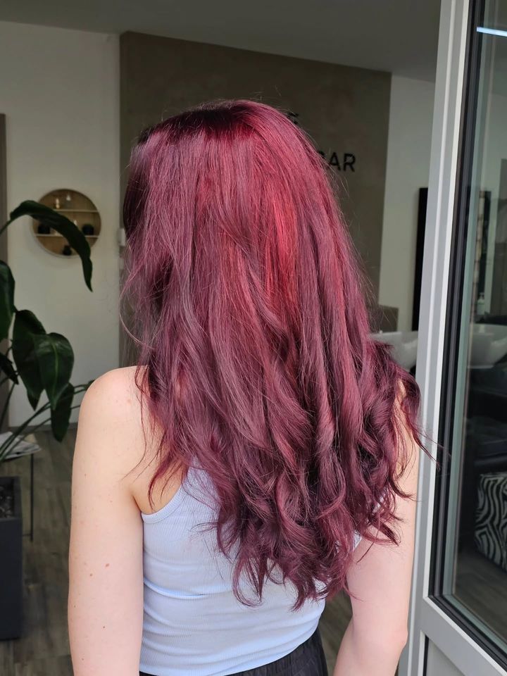 Cheveux longs rouge framboise