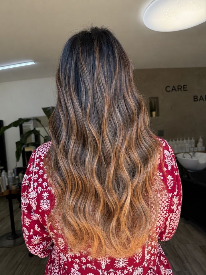 Cheveux longs ondulés avec balayage caramel